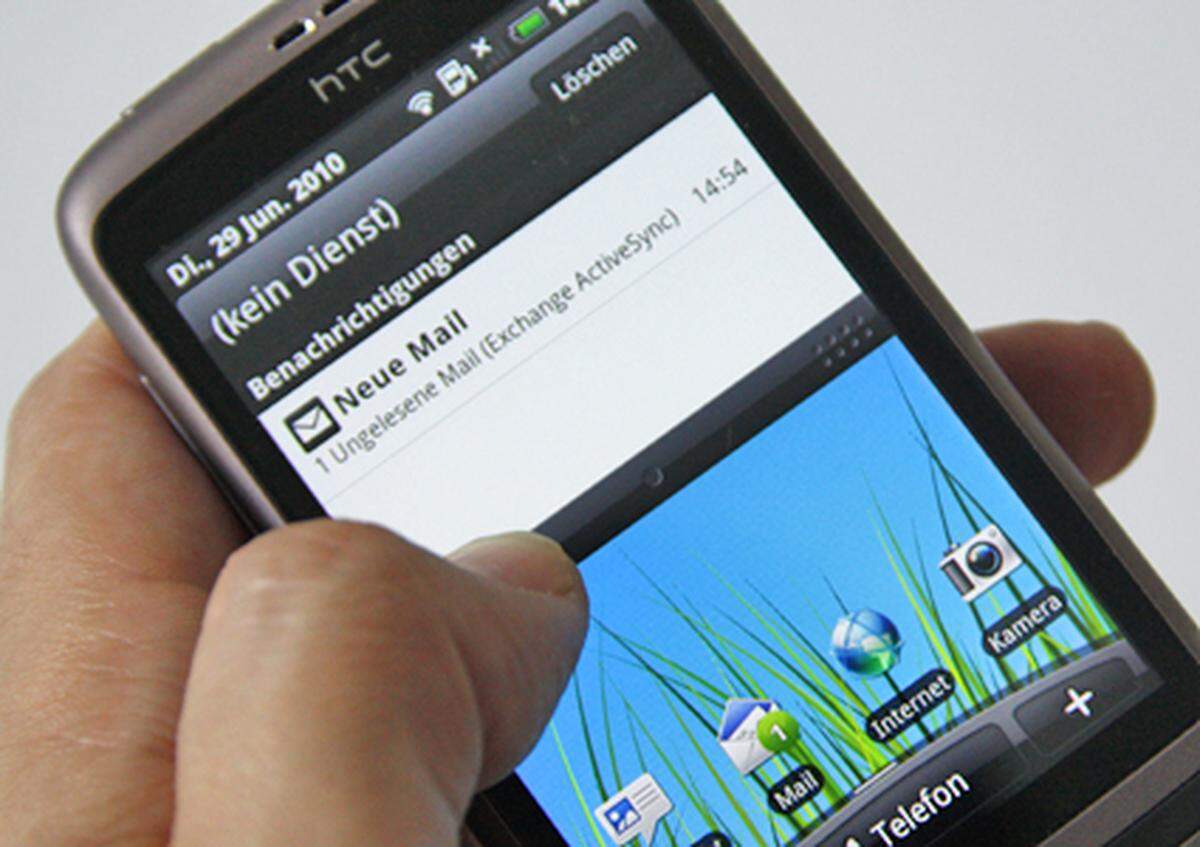 Im Alltag gefällt das inzwischen weit gediehene Android-Konzept. Immer wieder praktisch: Der Nachrichten-Bereich am oberen Bildschirmrand, der sich per Fingergeste erweitern lässt. Systemnachrichten sowie eingehende SMS oder E-Mails werden hier gesammelt angezeigt. Letztere können über Exchange, Gmail oder jedes beliebige POP3-Konto abgerufen werden.