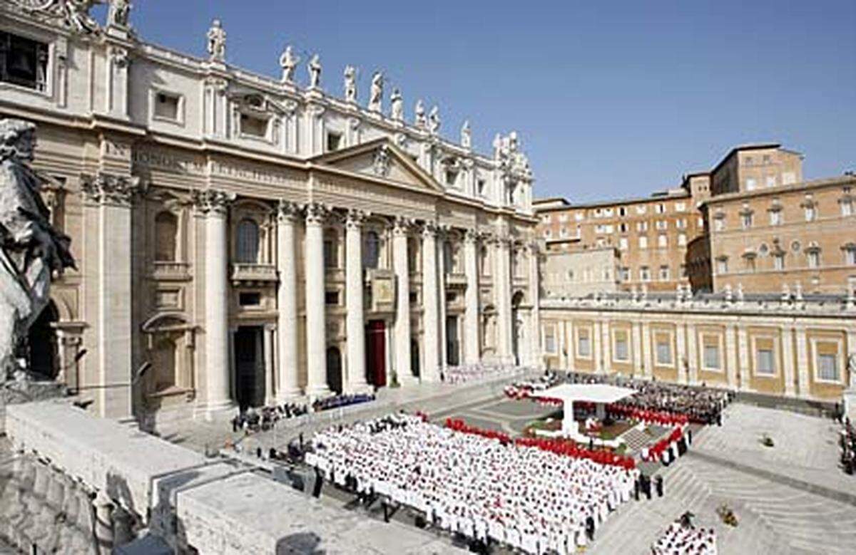 Seit 1984 ist der Vatikan als Weltkulturerbe anerkannt - er ist damit der einzige Staat der Welt, dessen komplettes Territorium von der Unesco geschützt ist. Dafür gibt es kein Krankenhaus und keinen privaten Grundbesitz: Wohnungen werden den Würdenträgern nur für die Dauer ihres Amtes zugeteilt.