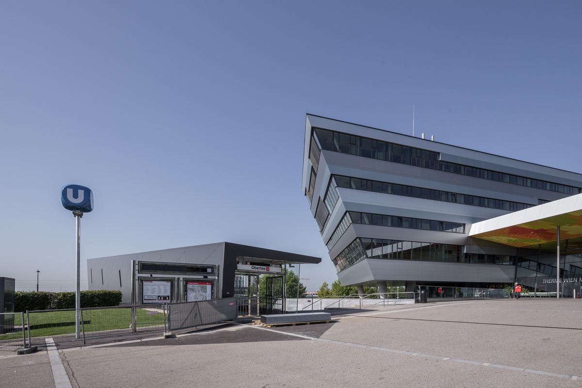 Station Oberlaa. Vom Stationsausgang bis zum Eingang der Therme Wien sind es nur wenige Schritte. 