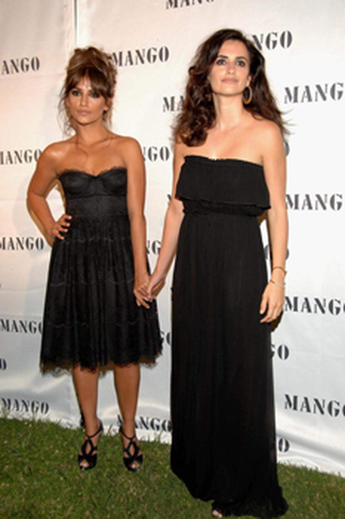 Die spanische Stilikone Penélope Cruz und ihre Schwester Monica haben für Mango eine Kollektion kreiert. Gleich ihren Vorgängerinnen Milla Jovovic, Lizzi Jagger und Claudia Schiffer werden die beiden auch für die dazugehörige Werbekampagne vor der Kamera stehen.