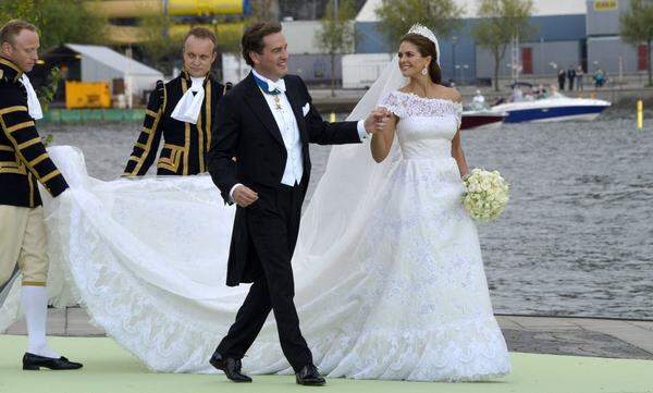Schulterfrei und viel Spitze: Prinzessin Madeleine von Schweden trug zur Hochzeit mit Christopher O'Neill ein Kleid von Valentino Garavani.