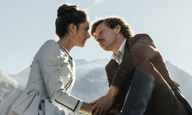 Anna (Miriam Stein) und Max (Maxim Mehmet) kommen einander bei einem Ausflug auf den Berg nahe. Leicht war diese Szene nicht zu drehen, erzählt Stein: „Ein Helikopter flog ständig durchs Bild.“