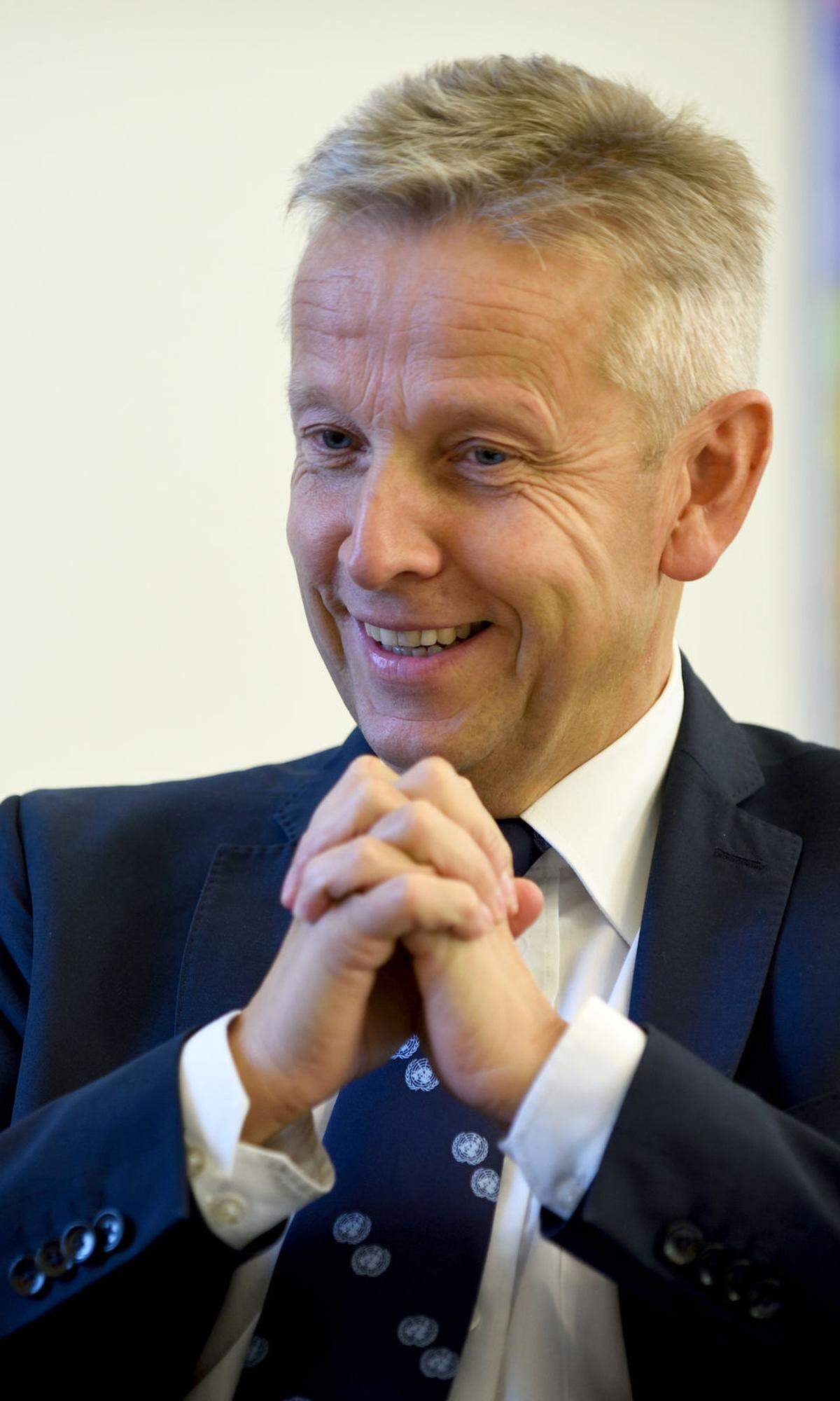 ÖVP-Klubobmann im Parlament seit 2013 Der ehemalige Vertraute von Bundeskanzler Wolfgang Schüssel in der Ära Schwarz-Blau ist für die SPÖ ein Gottseibeiuns wie Innenminister Wolfgang Sobotka. Der mit allen Wassern gewaschene altgediente Polit-Fuchs und Verbinder zur FPÖ steht derzeit als machtpolitischer Taktiker hoch im Kurs. Seine Schachzüge, Parlamentarier von Neos und Team Stronach in seinen ÖVP-Parlamentsklub zu holen, die von Parteiobmann Mitterlehner nicht immer goutiert wurden, könnten jetzt mit Verspätung für die ÖVP Früchte tragen. Denn bei einem Kampf zwischen Rot und Schwarz um eine Mehrheit für die vorzeitige Auflösung des Nationalrats und damit Neuwahlen bereits heuer im Herbst dürfte es auf ganz wenige Stimmen im Hohen Haus ankommen. Damit wird der 57-jährige Lopatka zum wichtigen Mann für ÖVP-Zukunftshoffnung Kurz, auch wenn selbst manche Schwarze dem Oststeirer nicht über den Weg trauen.