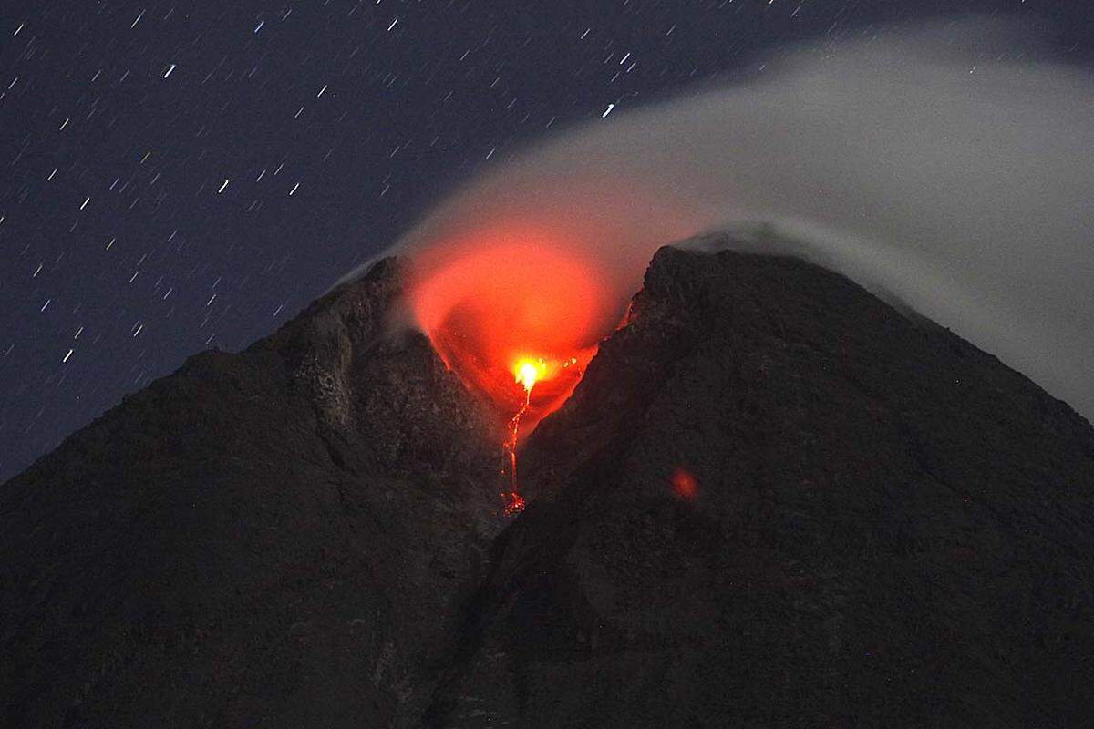Lava, Asche und giftige Gase schießen aus dem indonesischen Vulkan Merapi. Mehr als 240 Menschen kommen ums Leben.