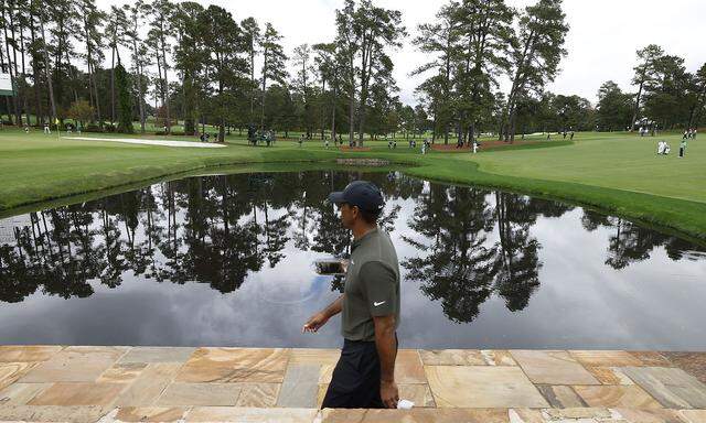 Selbst im November blüht Tiger Woods in Augusta auf: Mit vier unter Par stelle er seinen Masters-Auftaktrundenrekord ein.