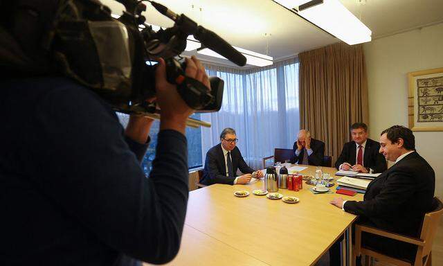 Schwierige Gespräche. Serbiens Präsident Vučić, EU-Außenpolitikkoordinator Borrell, Kosovo-Sondergesandter Lajcak und Kosovo-Premier Albin Kurti.