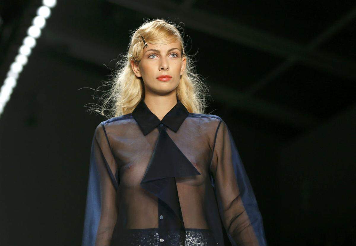 Transparenz stand bei der Berliner Modewoche hoch im Kurs. Anja Gockel präsentierte eine durchscheinende Bluse, die am Kragen gebunden wird.
