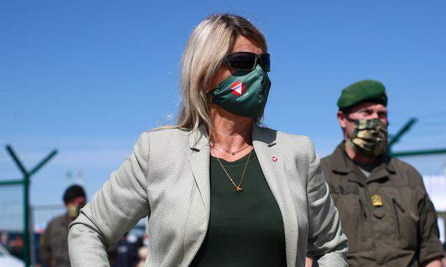 Verteidigungsministerin Klaudia Tanner will eine gerichtliche Entscheidung zu den Eurofightern abwarten. Das kann lang dauern.