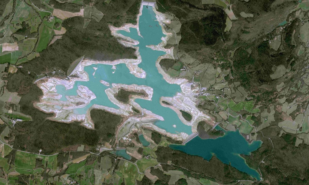 Dieses am 7. März 2023 von "Airbus Defense and Space" veröffentlichte und von den Pleiades Neo-Satelliten aufgenommene Handout-Foto zeigt den niedrigen Wasserstand des Montbel-Sees in Südfrankreich am 5. März 2023.