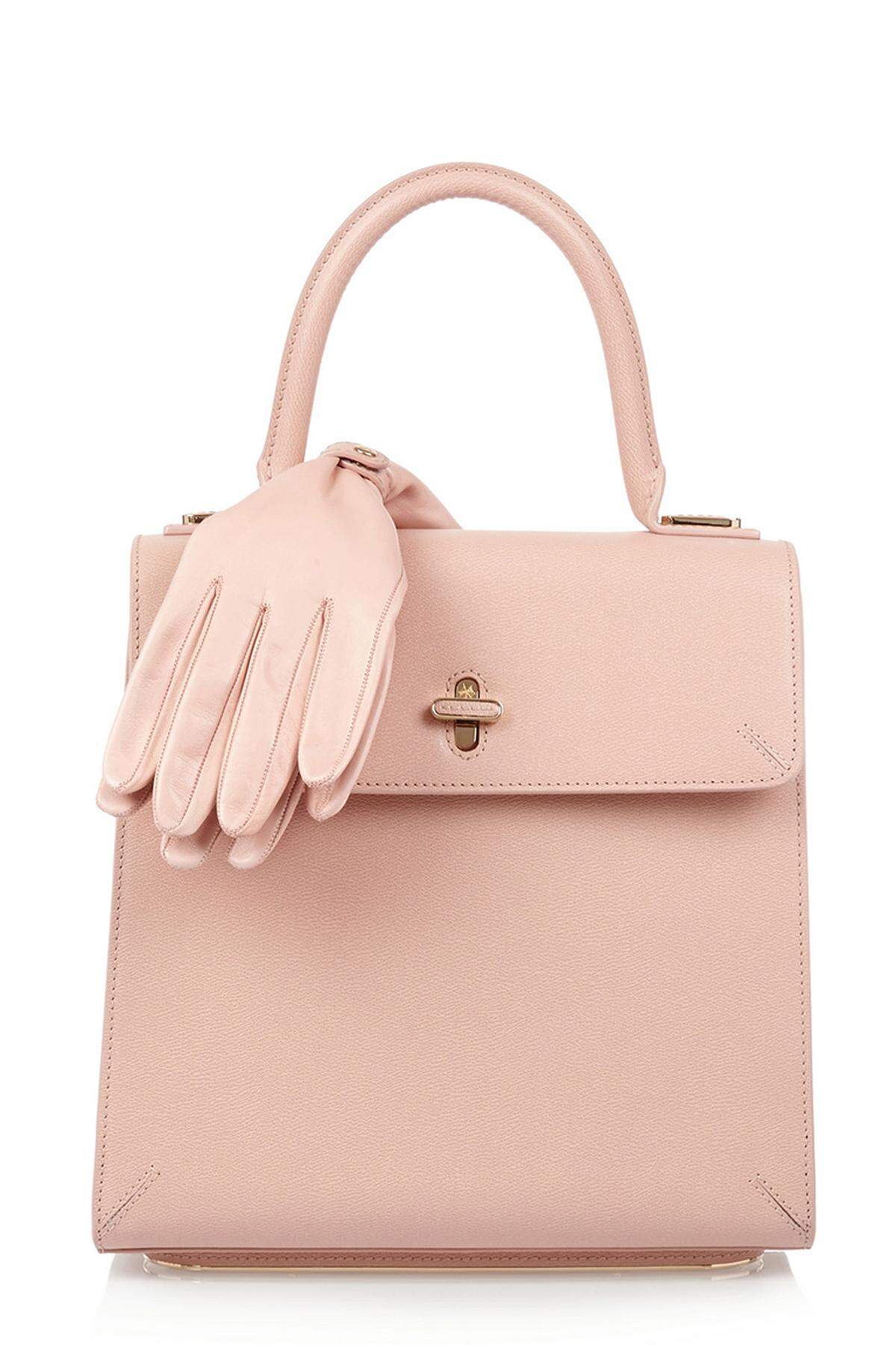 Die "Bogart" von Charlotte Olympia ist die Tasche für den täglichen Gebrauch. Zudem kommt noch ein Paar Handschuhe, ein Kamm und ein goldener Beutel dazu.