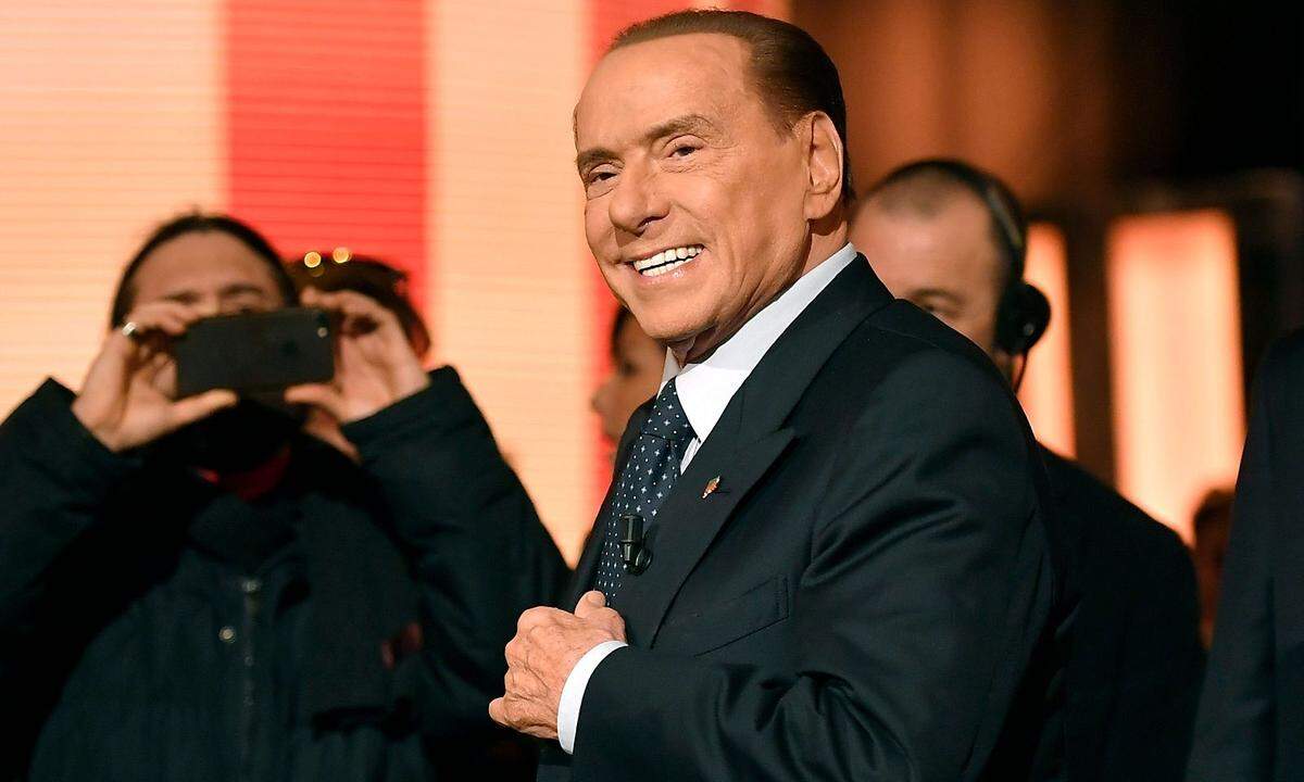 Berlusconi schickt neben Galliani auch den Ex-Geschäftsführer seiner TV-Gruppe Fininvest, Pasquale Cannatelli, in den Wahlkampf für Forza Italia. Der sportbesessene Berlusconi (im Bild) schaffte in den Wahllisten auch Raum für Sportler wie die paraolympische Athletin Giusy Versace und den Fußball-Coach Giuseppe Incocciati.