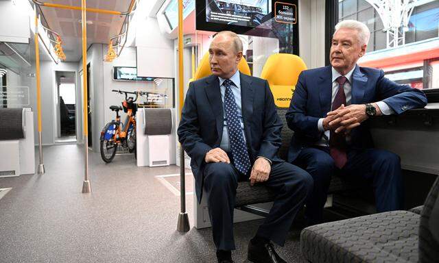 Stadtchef von Wladimir Putins Gnaden: Moskaus Bürgermeister, Sergej Sobjanin (r.) eröffnet regelmäßig neue Metro-Stationen. Seine Wiederwahl gilt als sicher.