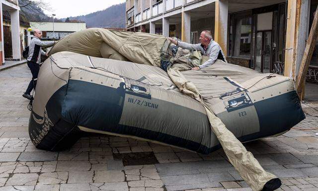Die Firma Inflatech in der tschechischen Stadt Decin stellt aufblasbare Panzer her, die im Krieg eingesetzt werden, um gegnerische Raketen zu vergeuden.