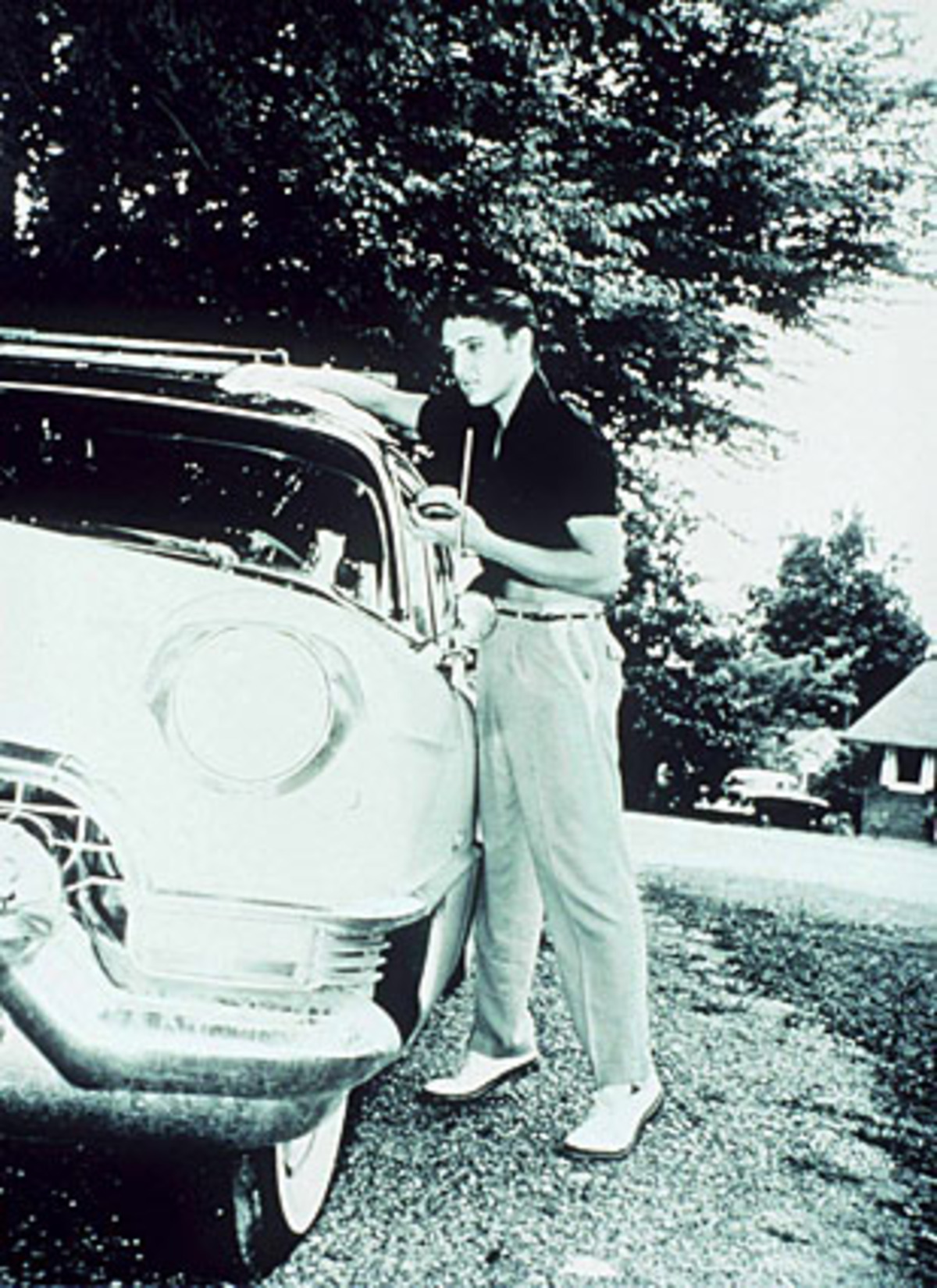 Bereits die Geburt von Elvis Aron Presley, Sohn des Gelegenheitsarbeiters Vernon Presley und der Näherin Glady Love Presley, am 8. Jänner 1935 scheint schicksalshaft: Eine halbe Stunde vor Elvis kam sein Zwillingbruder Jesse Garon tot zur Welt. Nach der Zwillingsgeburt konnte seine Mutter keine weiteren Kinder mehr bekommen - Elvis blieb ein Einzelkind.