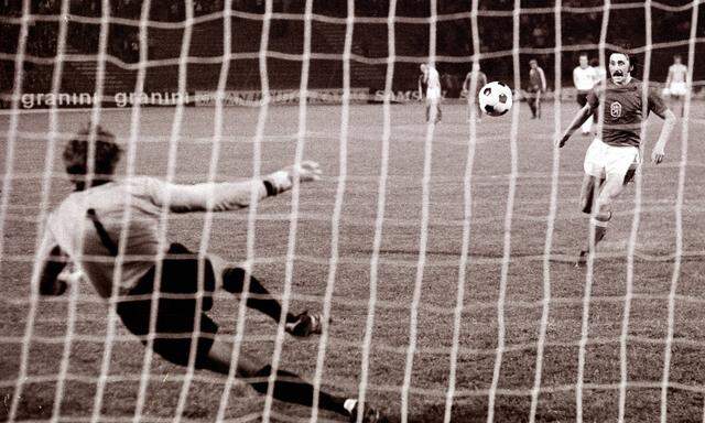 EM-Finale 1976, die Geburtsstunde des „Penalty-Hebers“: Antonin Panenka überlistet Sepp Maier.