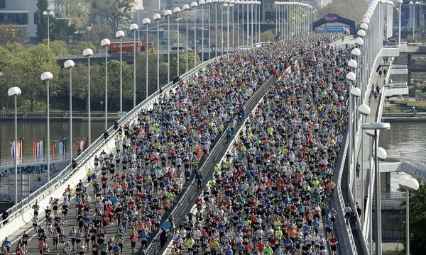 Läufer im Rahmen des 40. Vienna City Marathons am Sonntag, 23. April 2023, beim Start auf der Reichsbrücke in Wien.