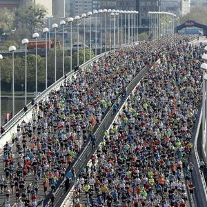Läufer im Rahmen des 40. Vienna City Marathons am Sonntag, 23. April 2023, beim Start auf der Reichsbrücke in Wien.