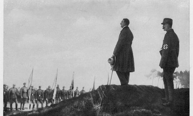 Archivbild aus 1923: Hitler bei einer Rede vor dem Deutschen Kampfbund.