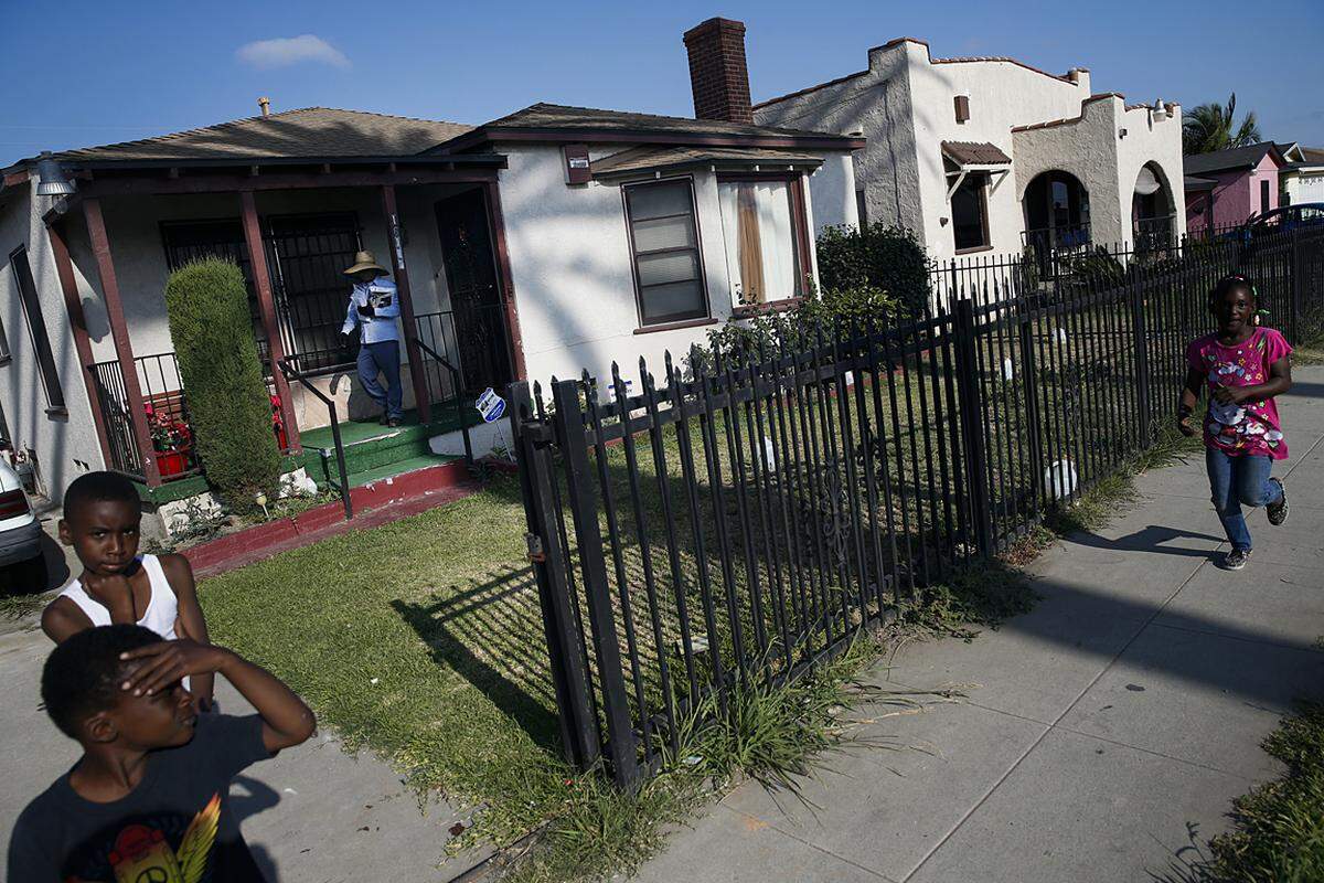 Inzwischen wird Compton auch als Wohngegend beliebter: Für kalifornische Verhältnisse ist viel Wohnraum für wenig Geld zu haben. Muss man im Großraum Los Angeles im Schnitt 485.000 Dollar für ein Eigenheim zahlen, sind es in Compton nur 274.000 Dollar. Es ist das "Brooklyn von L.A." zeigte sich die Nachrichtenagentur Bloomberg angesichts dieser Preise gar euphorisch.