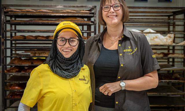 EZEB-Brot-Verkäuferin Khazan Salar Rashid mit Filialleiterin Stephanie Holzer.
