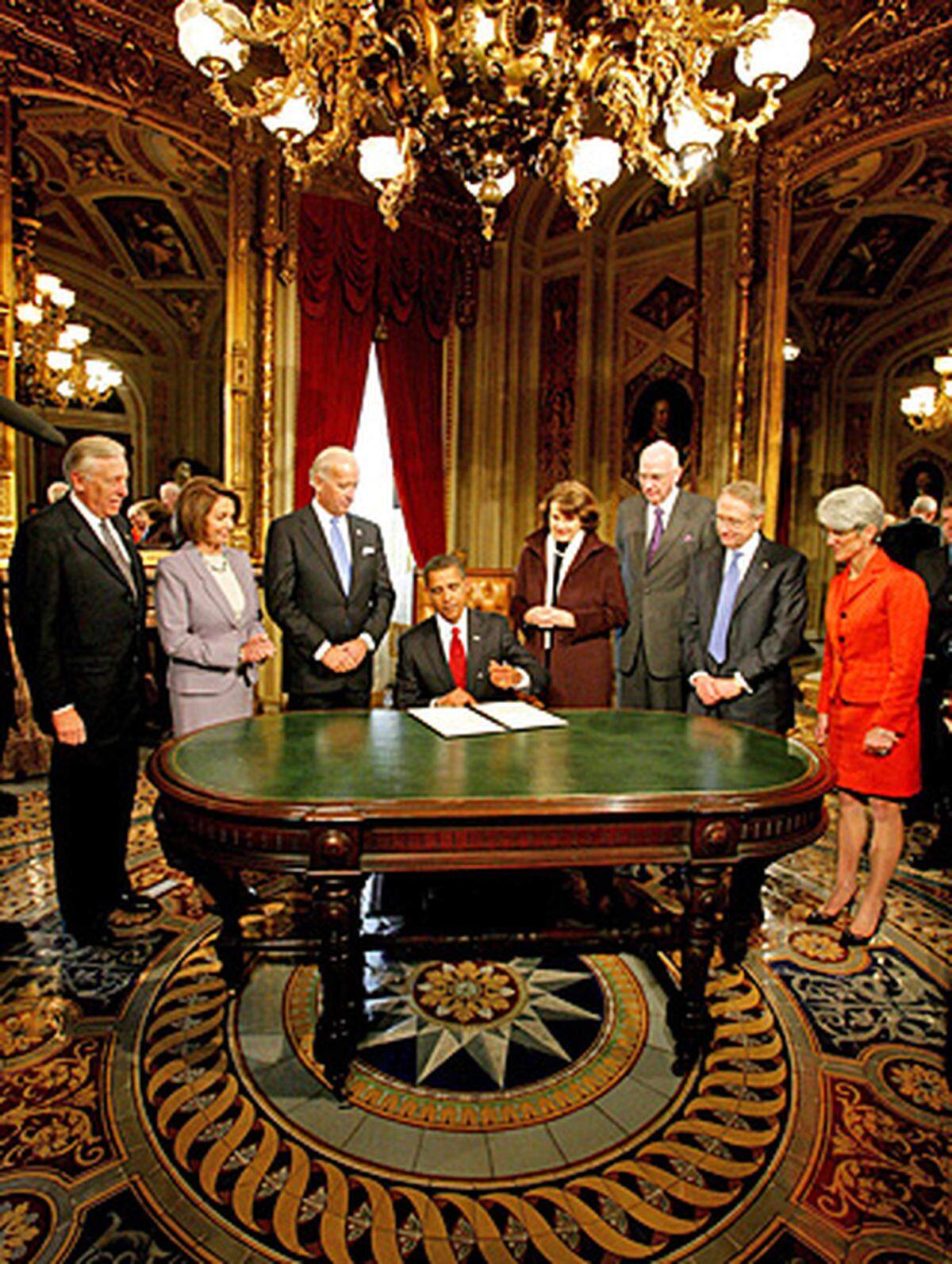 Barack Obama setzte später seine erste Unterschrift als 44. Präsident der Vereinigten Staaten von Amerika.