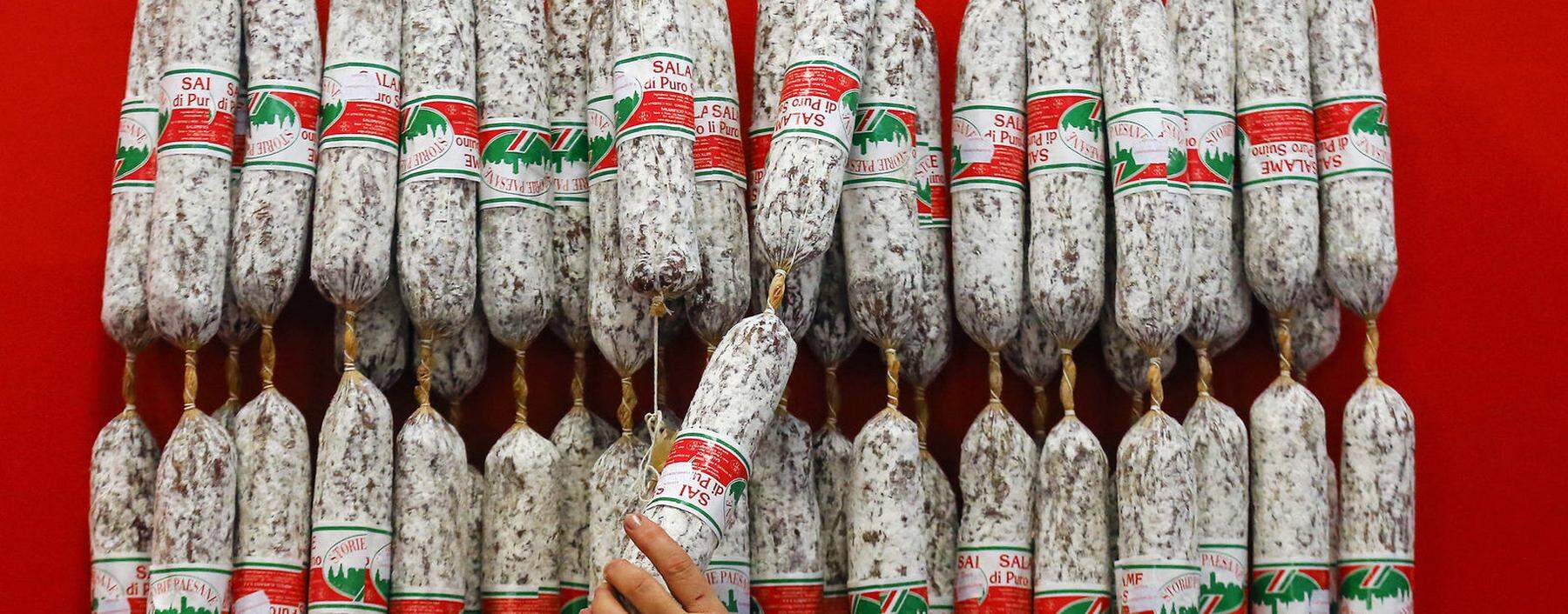 Es geht um die Wurst: Eine italienische Händlerin präsentiert Salami auf einer Lebensmittelmesse in Berlin. Die Nachfrage nach Fleisch und Fleischprodukten wird weltweit weiter steigen.
