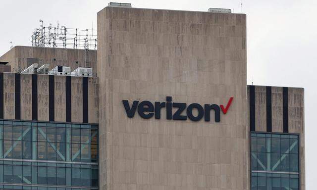 FILE PHOTO: The Verizon logo is seen on the 375 Pearl Street building in Manhattan, New York City, U.S., November 22, 2021. REUTERS/Andrew Kelly/File Photo
