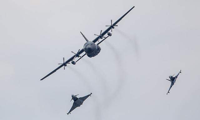Archivbild: Eurofighter der Österreichischen Luftwaffe fangen bei der diesjährigen Airpower-Flugshow eine Lockheed C-130 Herkules ab.