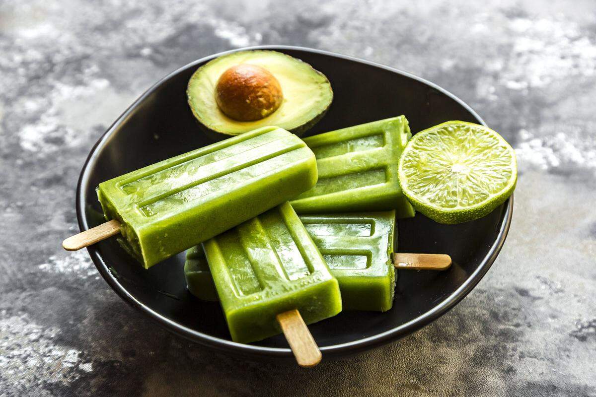 Süßes ohne Reue versprechen kalorienarme und vegane Eiscremen. Neu hinzukommen werden 2019 Geschmacksrichtungen wie Avocado, Hummus und Sesam.