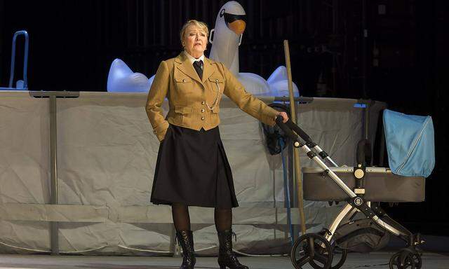 Karan Armstrong als Die Grossmutter (2016 bei der Oper Geschiechten aus dem Wiener Wald) in der Berliner Komischen Oper,
