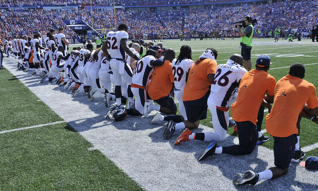 Amerikas populärster Sport protestiert: Das Knien bei der US-Hymne ist eine einzigartige, aber noch nicht vollkommen geschlossene Aktion.