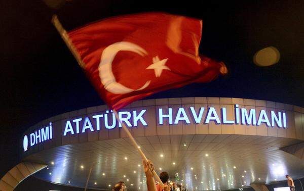 Der Präsident wurde in der Nacht am Istanbuler Flughafen von jubelnden Anhängern empfangen. Er kündigte ein hartes Vorgehen gegen die Aufständischen an. Er wolle die Armee "säubern".