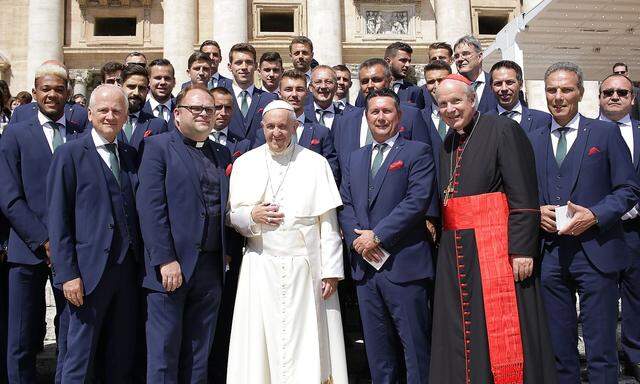 Papst Franziskus mit einer großen Rapid-Delegation am Petersplatz in Rom.