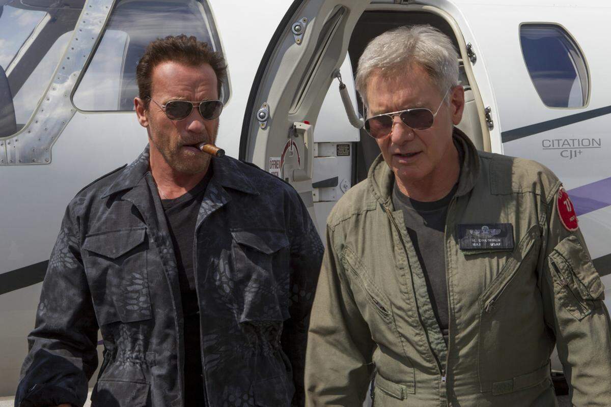 Harrison Ford (im Bild mit Arnold Schwarzenegger) mimt den CIA-Offizier Max Drummer und ist an einem der wenigen wirklich amüsanten Momente des Action-Streifens der alten Schule beteiligt.