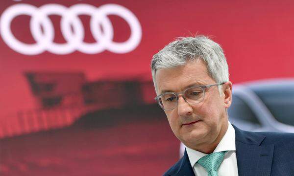Und nun wurde Audi-Chef Rupert Stadler in der Dieselaffäre vorübergehend festgenommen. Die Staatsanwaltschaft München bestätigte, dass ein Haftbefehl gegen Stadler wegen Verdunkelungsgefahr vollzogen worden sei. Erst vergangene Woche hatte dies überraschend Stadlers Privatwohnung durchsucht und dies mit Betrugsverdacht in der Dieselaffäre begründet.