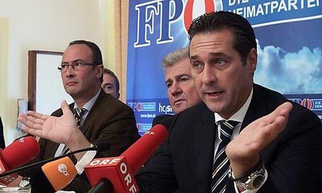 FPOe head Strache sits next to Belgiums Vlaams Belang party member De Winter Vlaams Belang President 