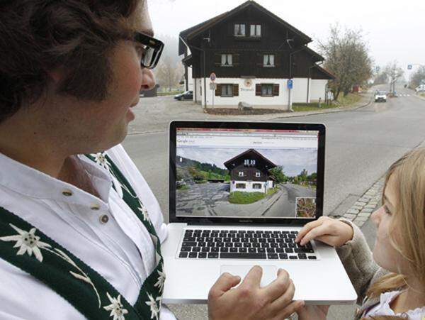 2010: Begleitet von massiver Kritik von Datenschützern startet Google Street View in Deutschland.