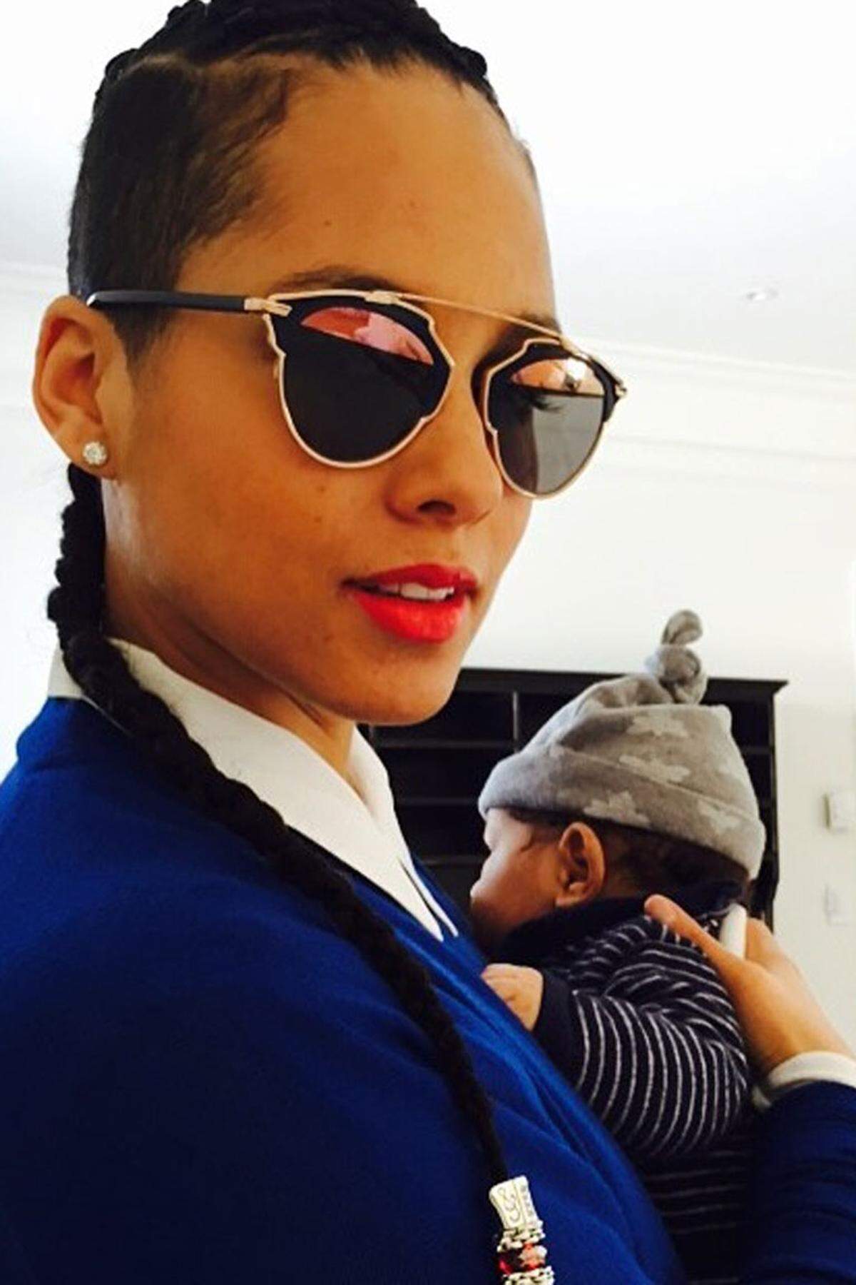 Soulsängerin Alicia Keys hat bei ihren Fans mit Fotos ihres wenige Monate alten Sohns für Begeisterung in den sozialen Medien gesorgt. Sie veröffentlichte zwei Bilder von Genesis Ali Dean, die am 27. Dezember 2014 geboren wurde und schrieb: Mutter zu sein, sei ein Wunder, dass sich immer weiter entfalte.