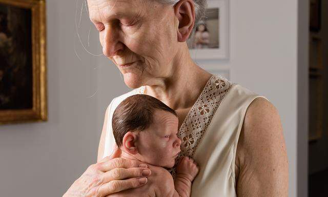 Hyperrealistische Figuren wie diese vom Australier Sam Jinks sind die spektakulären Anziehungspunkte der Ausstellung im Dommuseum: „Woman and Child“, 2010. Ist es Sara, die Isaak hält? Jene Assoziation liegt an diesem Ort nahe.