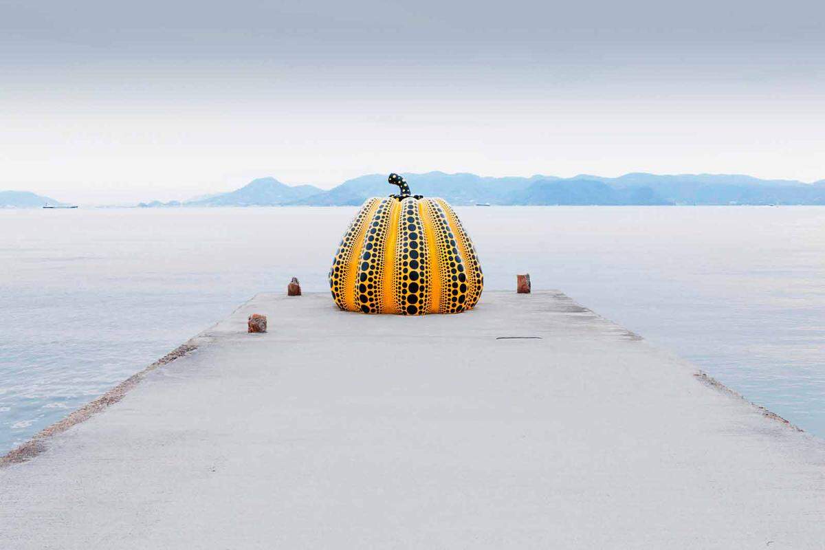 Kürbis von Yayoi Kusama in Naoshima. Mehrere Inseln im japanischen Meer bilden eine weite Museumslandschaft.