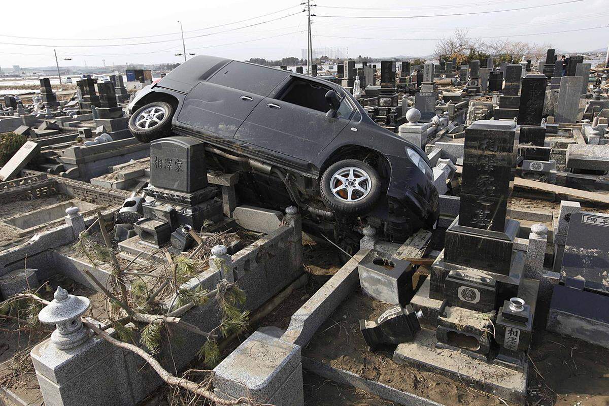 Dienstag (22. März): Dieser Wagen wurde in Higashimatsushima auf den Friedhof gespült.