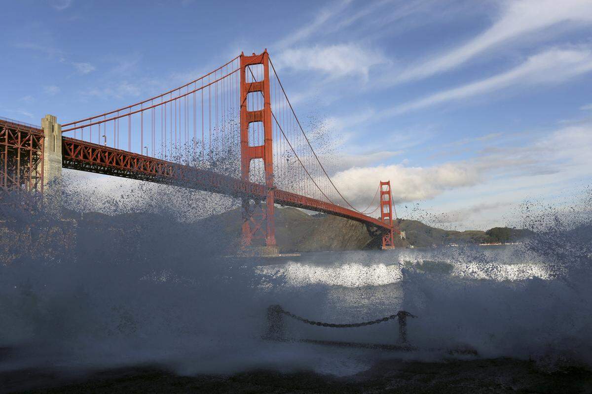 San Francisco, Kalifornien. Die Golden Gate Bridge gilt als das Symbol von San Francisco. Sie wurde 1937 eröffnet, seitdem stürzten sich den Medienberichten zufolge 1400 Menschen von der Brücke in den Tod. Die Golden Gate Bridge war 27 Jahre lang bis zur Eröffnung der Verrazano-Narrows-Brücke im Jahr 1964 mit einer Hauptstützweite von 1280 Meter die längste Hängebrücke der Welt, im Jahr 2013 steht sie an elfter Stelle.