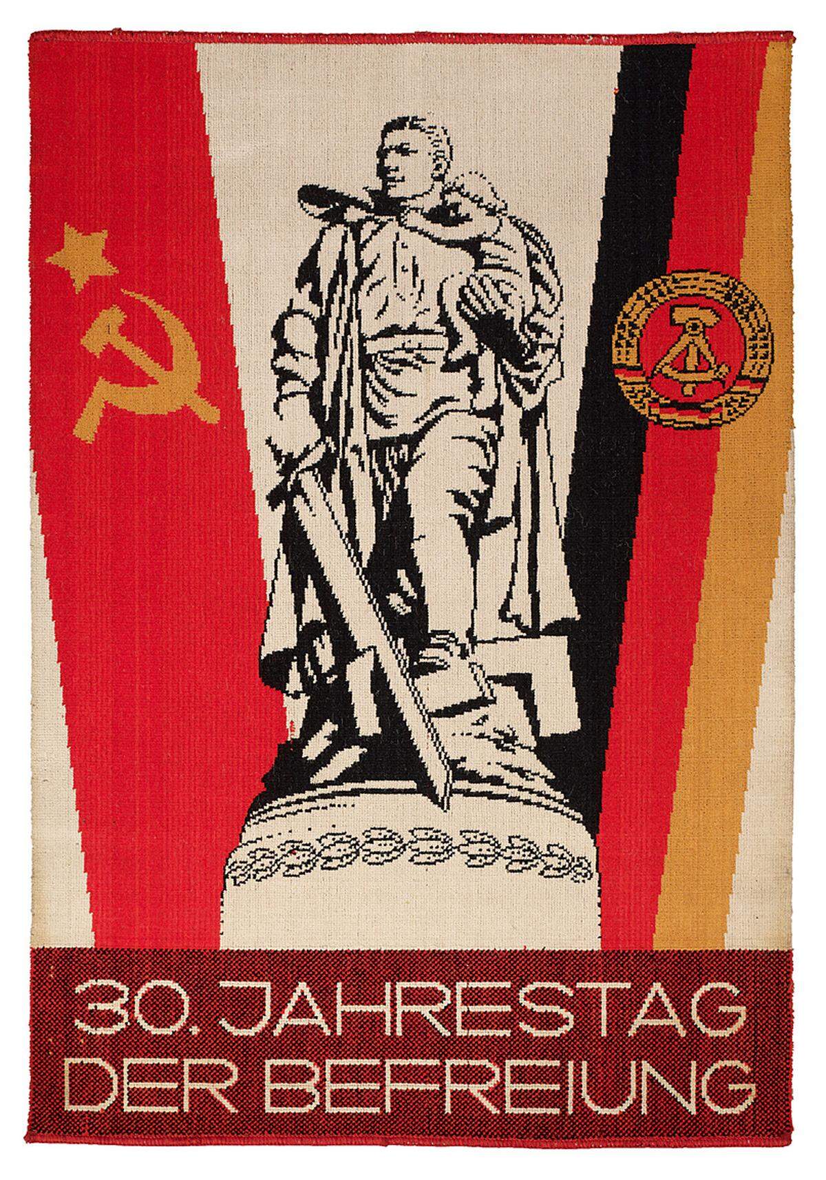 Oft wurde in den Motiven auch die Nähe zur Sowjetunion zum Ausdruck gebracht. 30. Jahrestag der Befreiung; 1,35 x 0,90 Meter; 1975