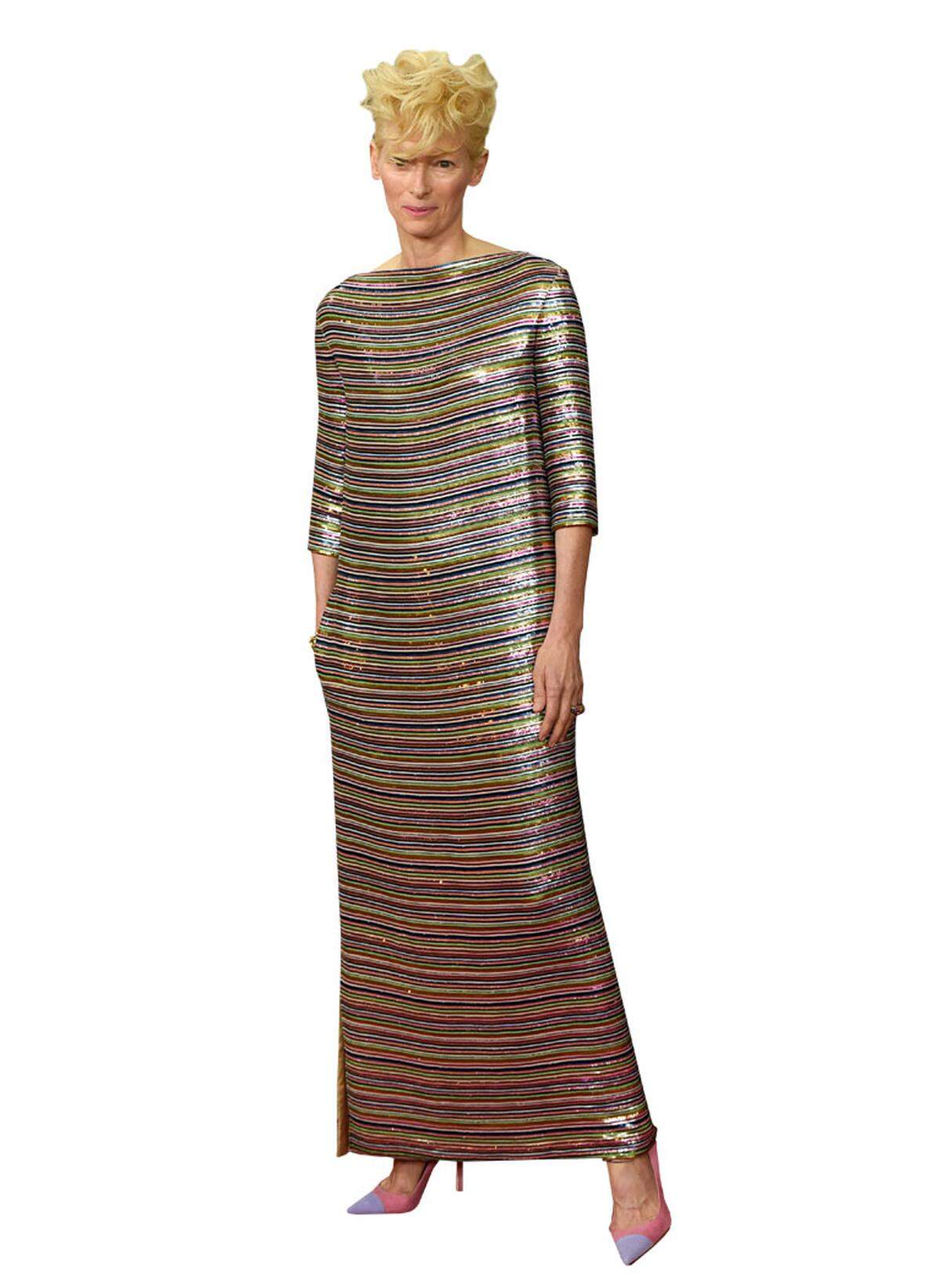 Tilda Swinton im Metallic-Look von Schiaparelli Couture.