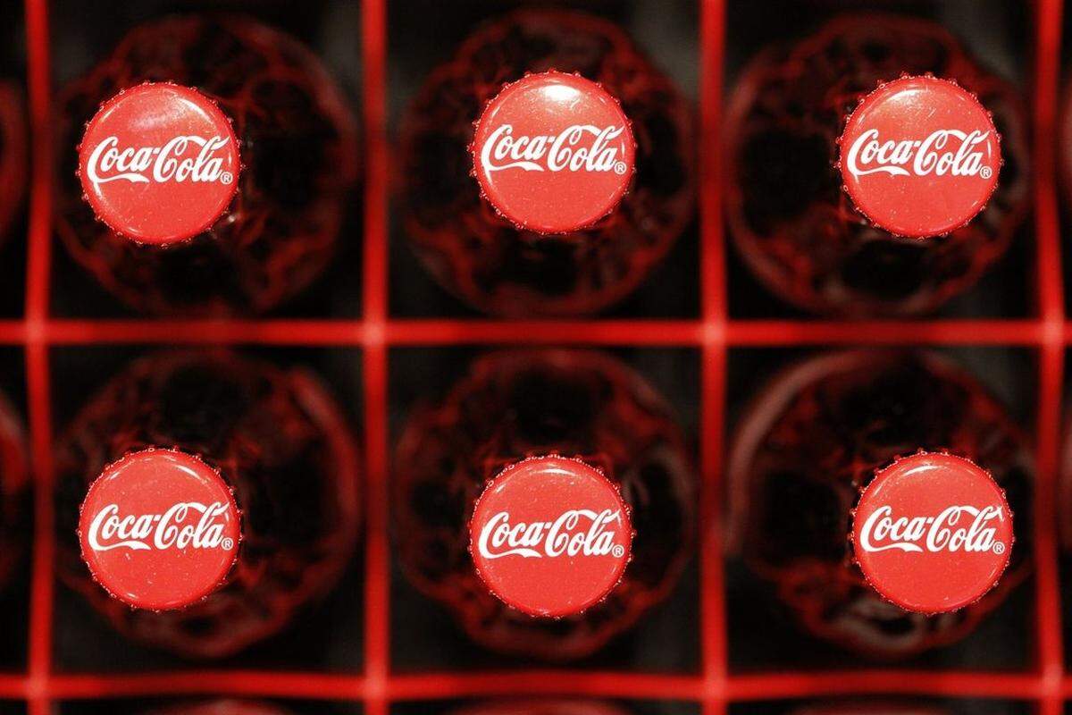 Coca Cola gibt es in Österreich seit 1929. Die bekannteste Marke der Welt ist auch Eigentümer von Römerquelle und vertreibt auch die Marke Almdudler. Coca Cola kam bei der Markenbindung auf 35 Prozent, bei der gestützten Bekanntheit auf 94 Prozent, den zweitbesten Wert aller Marken.