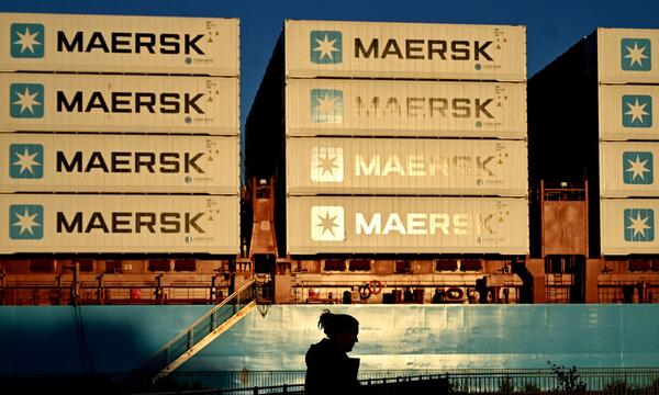 Nach zwei Angriffen auf ein Containerschiff der dänischen Reederei  im Roten Meer hat das Unternehmen Fahrten durch das betroffene Gebiet ausgesetzt.