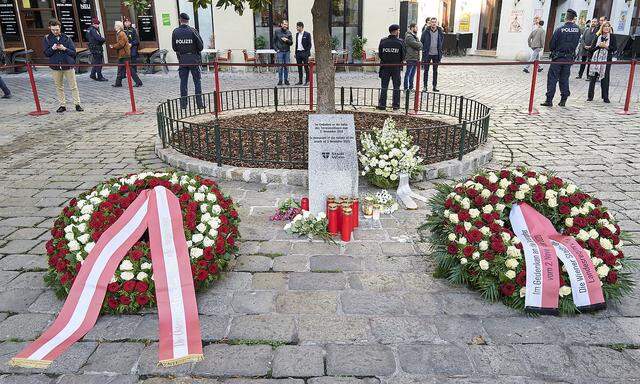 Vor gut zwei Jahren (November 2020) wurden vier Menschen in der Wiener Innenstadt von einem islamistischen Attentäter getötet. Bild: Gedenken zum zweiten Jahrestag.