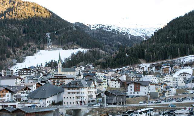 AUT, 2020-10-26: FEATURE GESUNDHEIT - COVID-HOTSPOT ISCHGL IM PAZNAUNTAL - FEATURE UEBERSICHT ISCHGL ; *** CAR, 2020 10