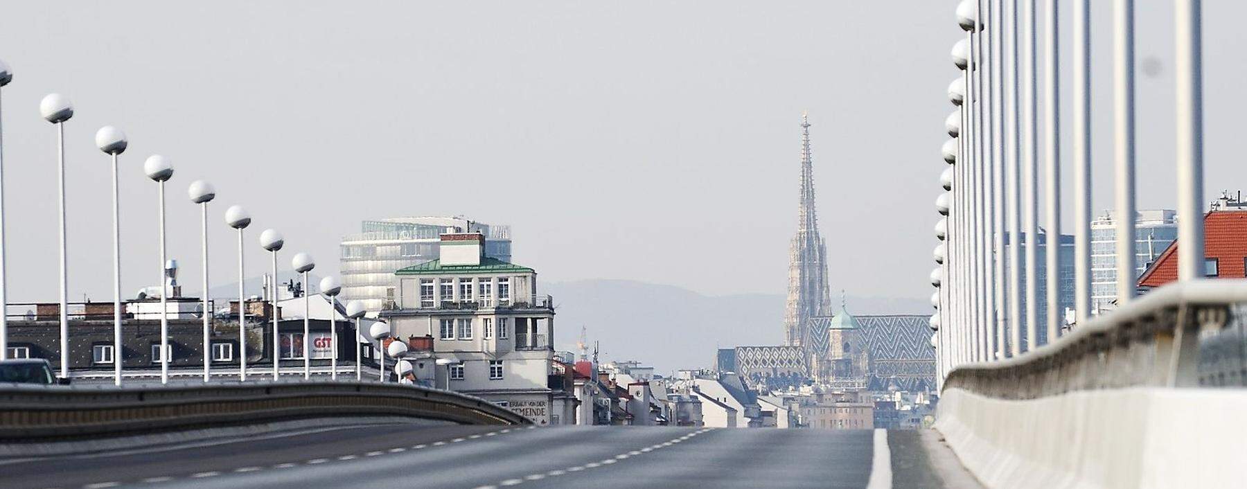 leere Straße, im Hintergrund der Stephansdom