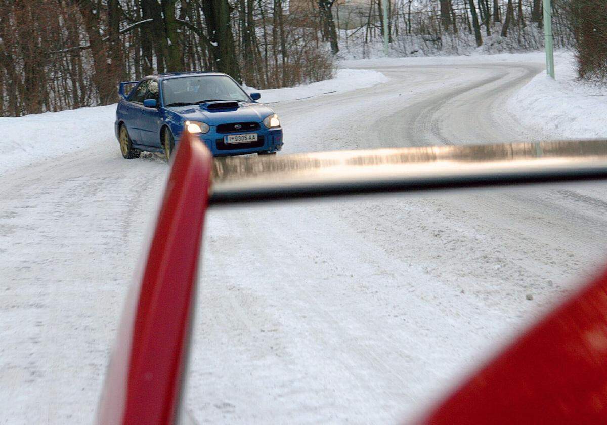 ...es war allerdings gar kein Schaden, im Impreza allein unterwegs zu sein. Sinn ergab das innen v&ouml;llig schmucklose Auto erst, wenn man es rallyem&auml;&szlig;ig fuhr (oder zumindest versuchte). Zun&auml;chst gab es sich sperrig: Das Turboloch war gro&szlig; genug, um Vermisste darin zu vermuten, der Allradantrieb verschr&auml;nkt sich &auml;chzend in engen Kurven. Weshalb diese auch am besten im Drift zu nehmen waren.